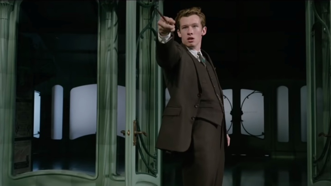 Callum Turner In Fantastic Beasts: The Crimes of Grindelwald